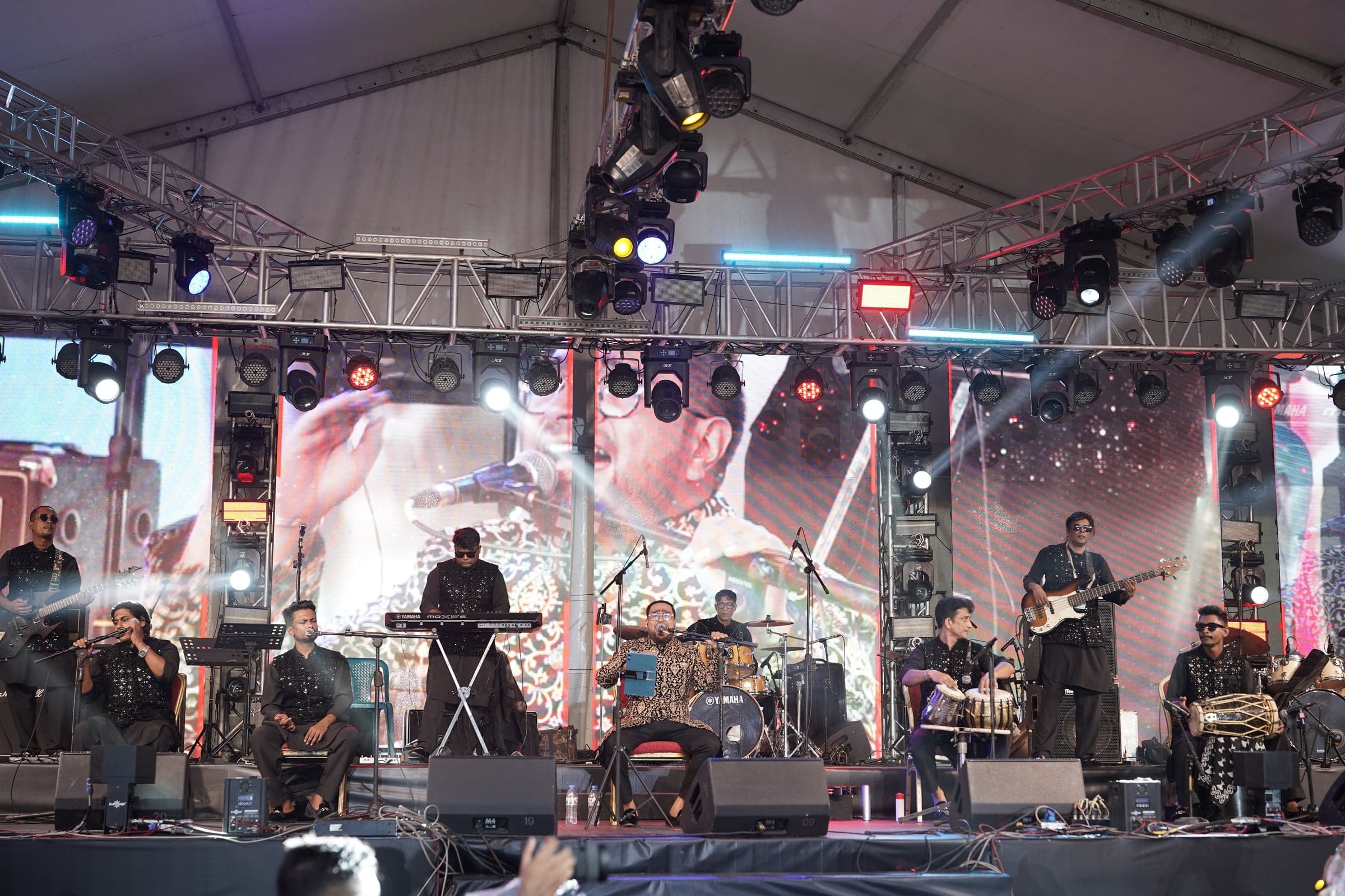 Qarar performing live as a complete ensemble on the concert stage